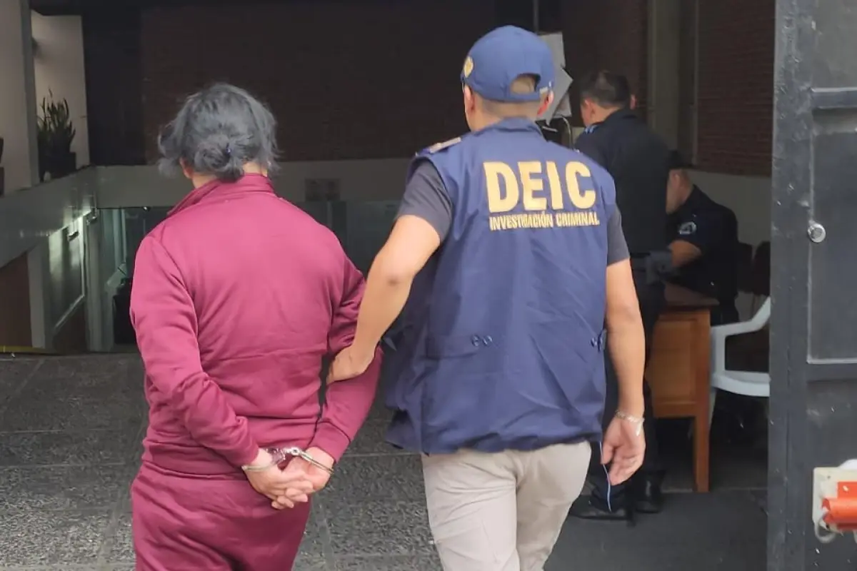 Tras ser esposados, ambos hombres acusados de ser inmigrantes ilegales fueron llevados ante la justicia., PNC de Guatemala.