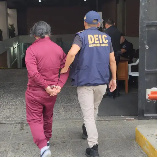 Tras ser esposados, ambos hombres acusados de ser inmigrantes ilegales fueron llevados ante la justicia. ,PNC de Guatemala.