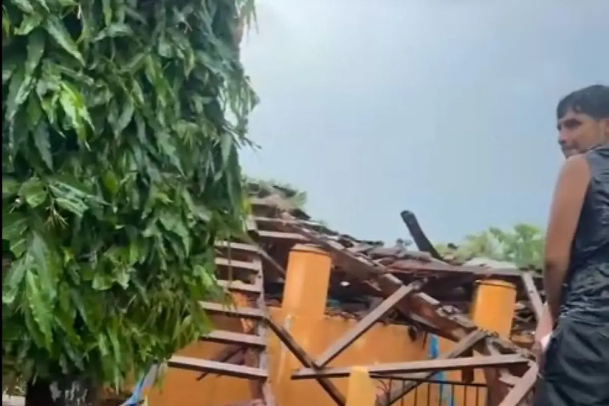 Varios curiosos ayudaron a sacar a los afectados, bajo la dirección de expertos en rescate., Captura de pantalla. 