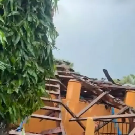 Varios curiosos ayudaron a sacar a los afectados, bajo la dirección de expertos en rescate. ,Captura de pantalla. 