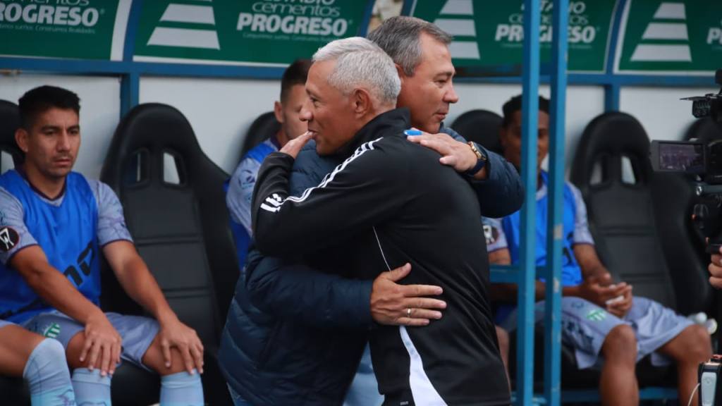 Saludo entre Roberto Hernández y Mauricio Tapia | Alex Meoño
