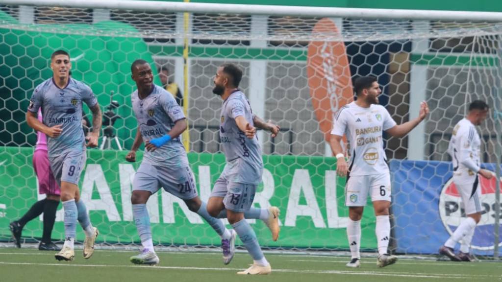 Celebración de Antigua GFC ante Comunicaciones | Alex Meoño