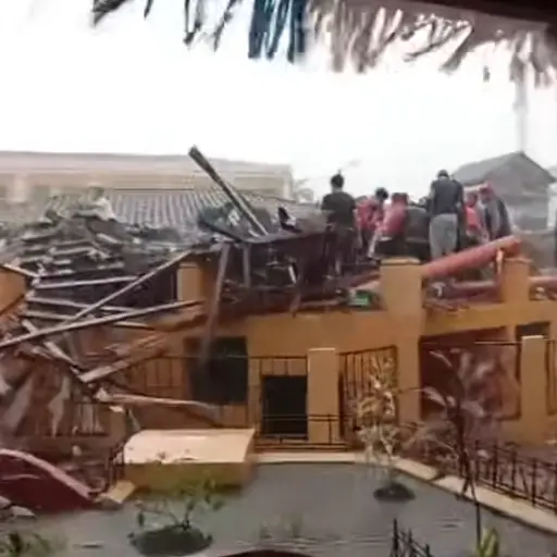 En redes sociales circularon imágenes de varias personas tratando de rescatar personas que supuestamente quedaron bajo los escombros. ,Captura de pantalla. 