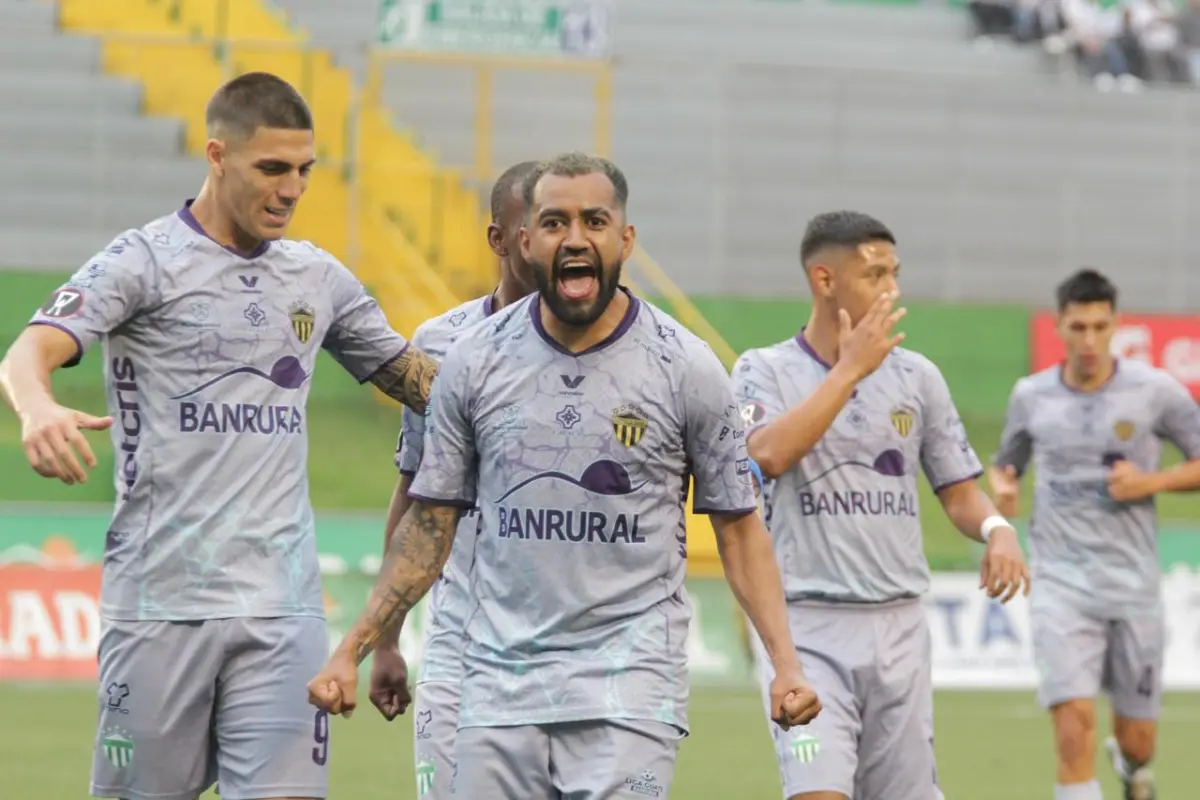 Celebración de Antigua GFC ante Comunicaciones - Alex Meoño