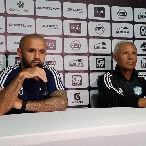 Moyo Contreras y Roberto Hernández en conferencia de prensa - Alex Meoño