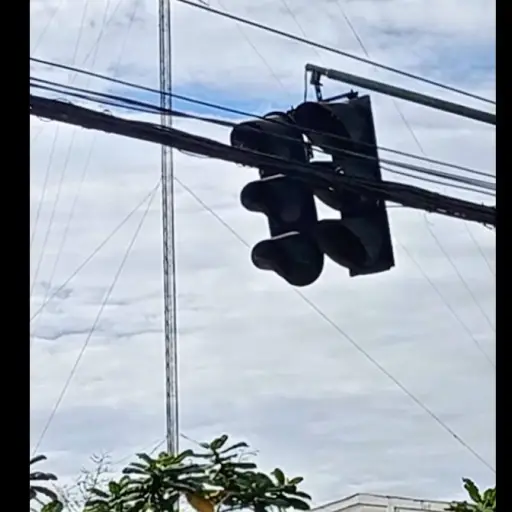 Los semáforos no están funcionando en sectores de zona 10 por falta de energía. ,PMT capitalina/Montejo