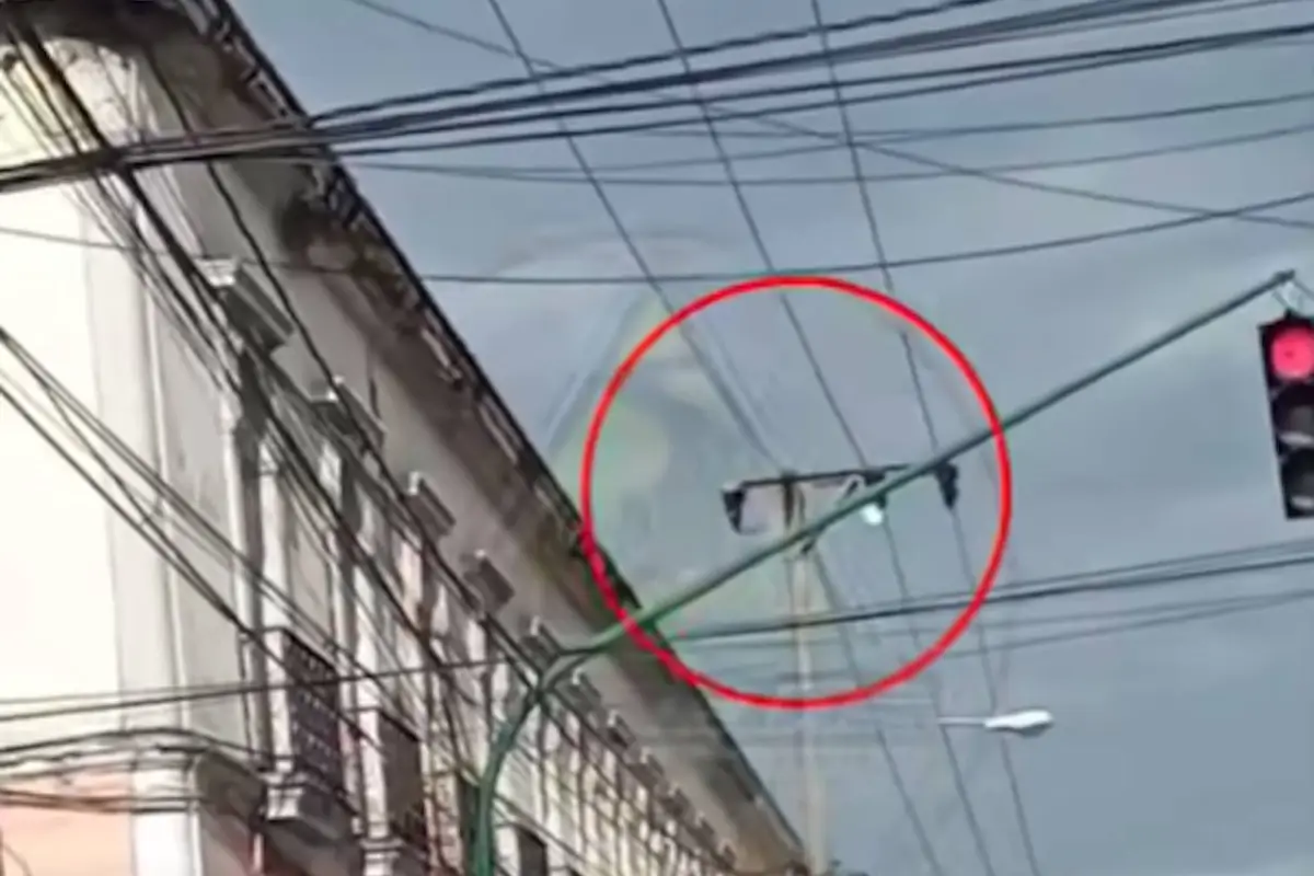 Explosión del tendido eléctrico en zona 1., Captura de pantalla video Facebook.