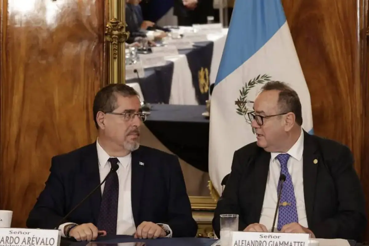 Bernardo Arévalo y Alejandro Giammattei durante el proceso de transición de Gobierno, en 2023., archivo: EU