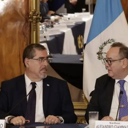 Bernardo Arévalo y Alejandro Giammattei durante el proceso de transición de Gobierno, en 2023. ,archivo: EU