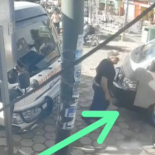 Hombres discuten en la vía pública. ,Captura de pantalla video Facebook.