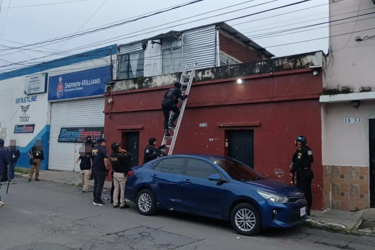 Agentes de la PNC y Fiscales del MP ingresando a una vivienda de la zona 5, durante un operativo en contra de casos por trata de personas., Ministerio Público.