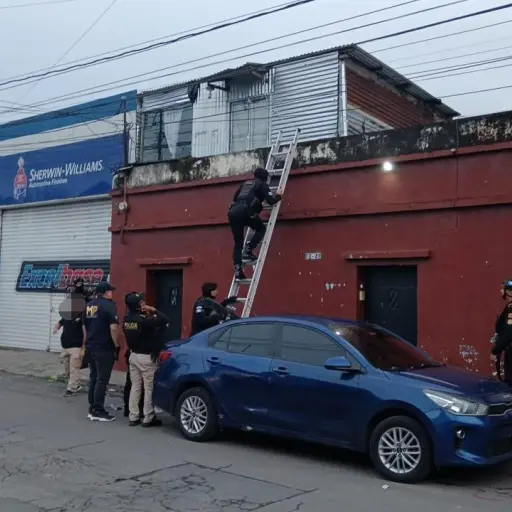 Agentes de la PNC y Fiscales del MP ingresando a una vivienda de la zona 5, durante un operativo en contra de casos por trata de personas. ,Ministerio Público.