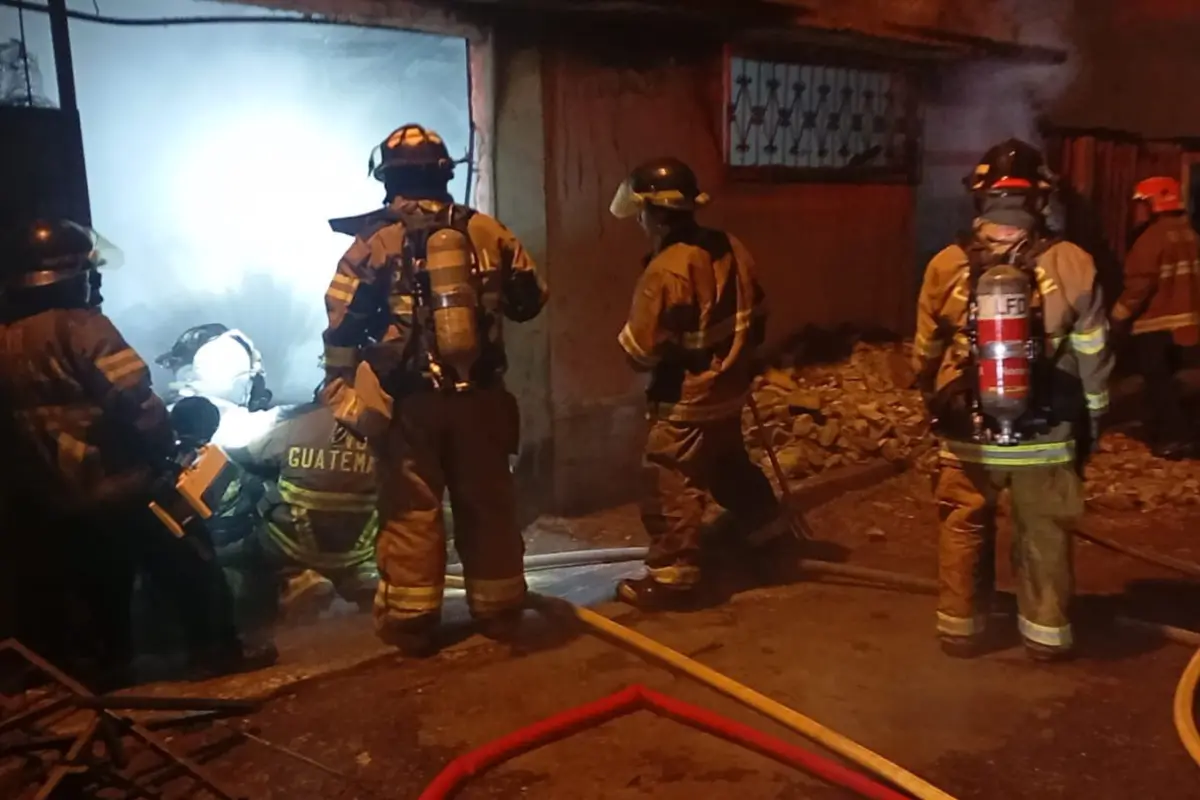 Los bomberos no reportaron personas heridas o con quemaduras a causa del siniestro., Bomberos Voluntarios.