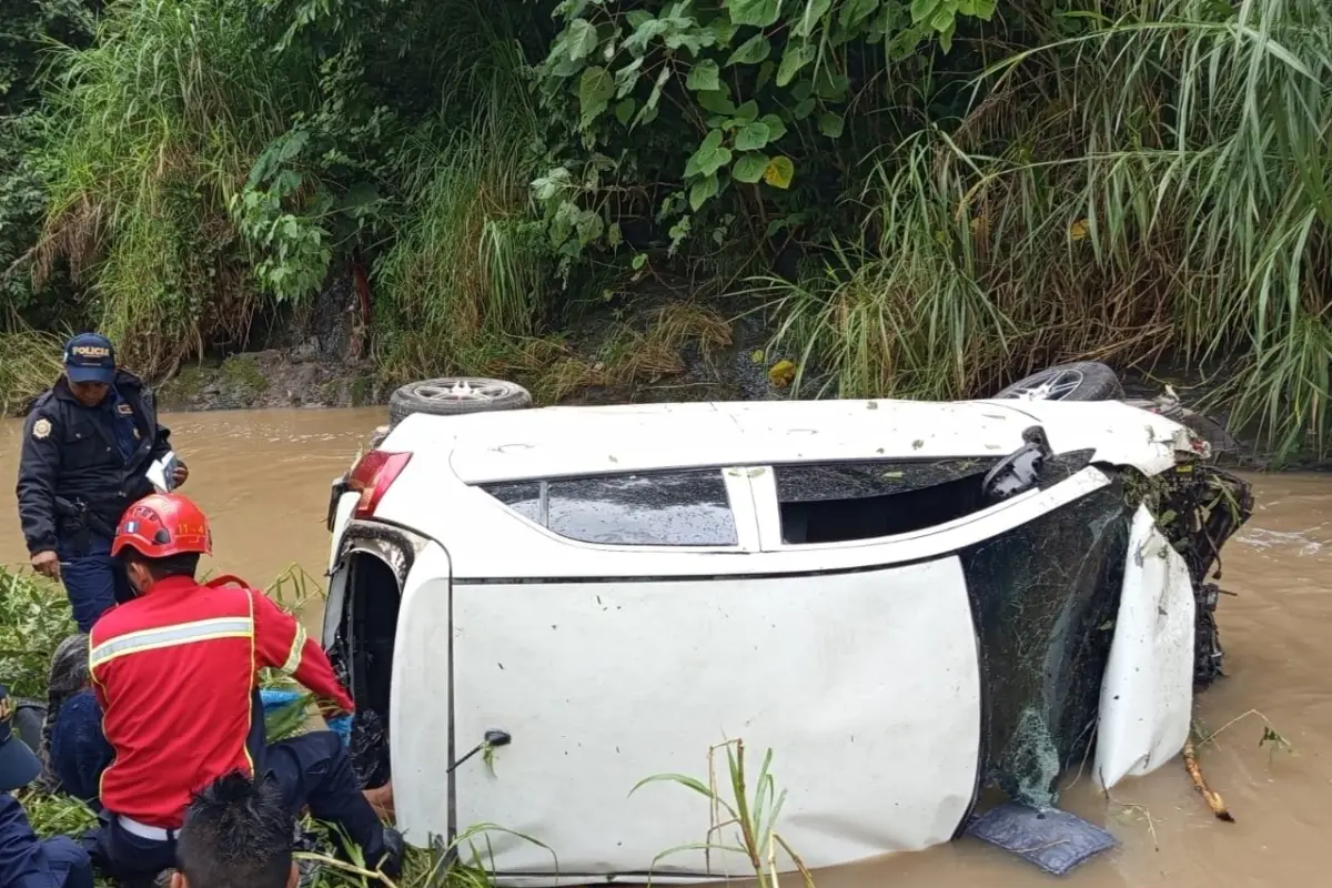 El carro cayó varios metros hasta un río de agua sucia., Bomberos Municipales.
