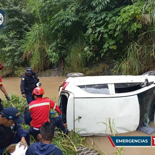El carro cayó varios metros hasta un río de agua sucia. ,Bomberos Municipales. 