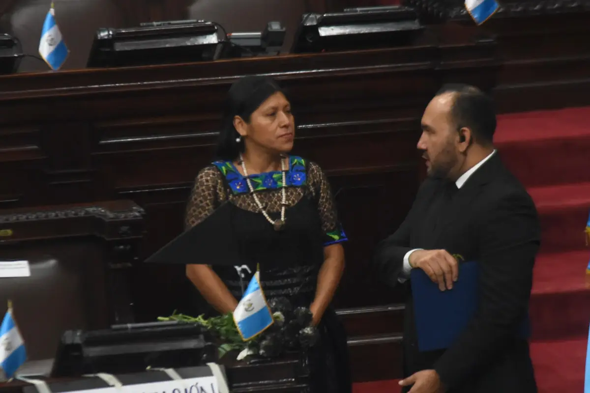 La diputada Sonia Gutiérrez se expresó por medio de una pancarta previo a la Sesión Solemne de este 11 de septiembre de 2025., Omar Solís.