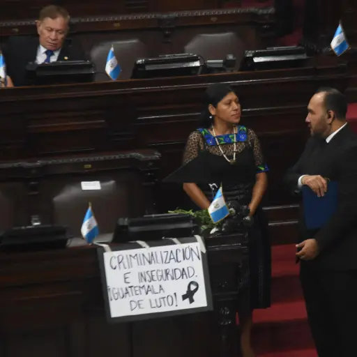 La diputada Sonia Gutiérrez se expresó por medio de una pancarta previo a la Sesión Solemne de este 11 de septiembre de 2025. ,Omar Solís.