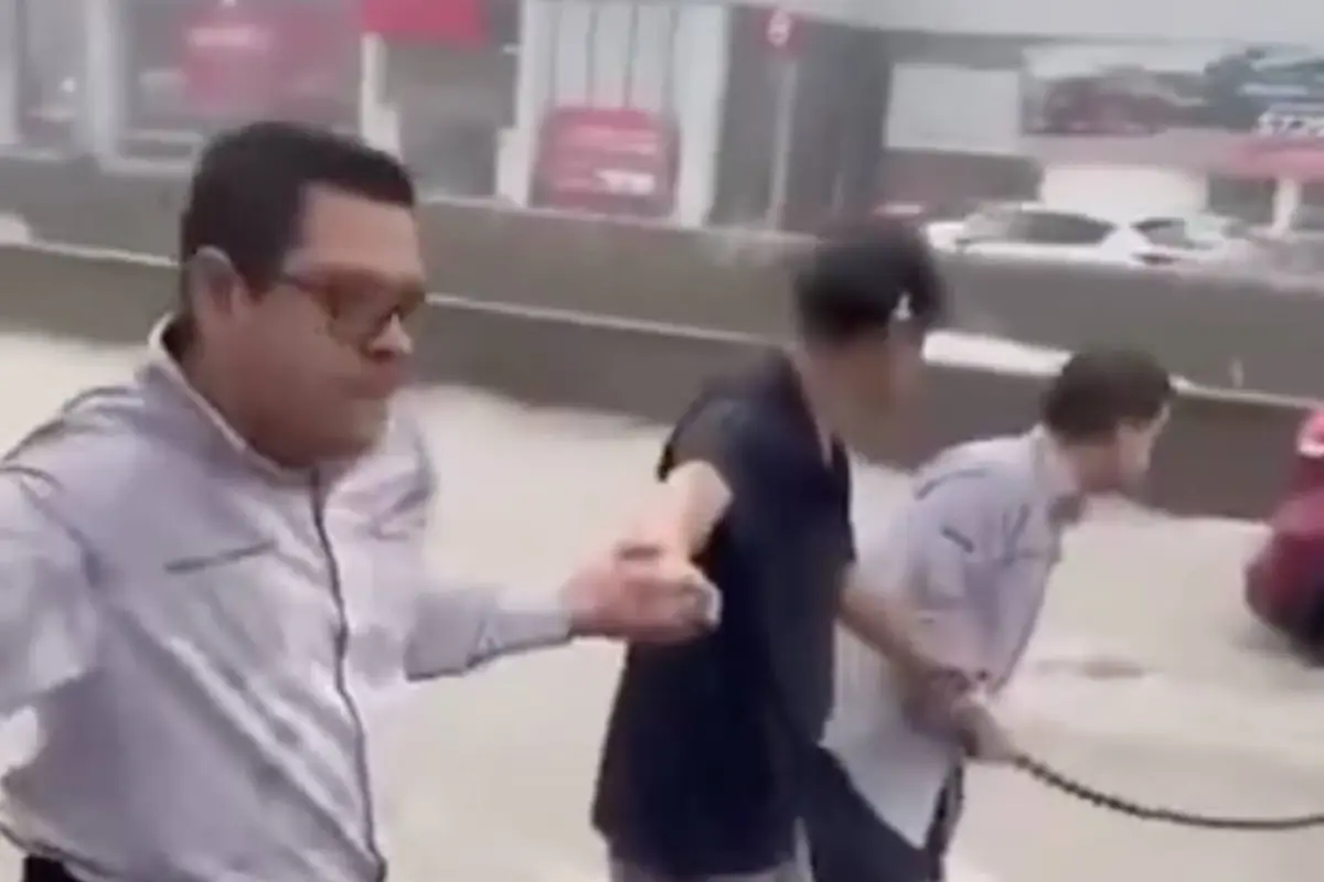 Mujer de la tercera edad es salvada por ciudadanos durante inundación. , Captura de pantalla video X.
