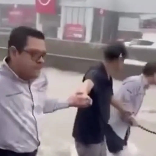 Mujer de la tercera edad es salvada por ciudadanos durante inundación.  ,Captura de pantalla video X.