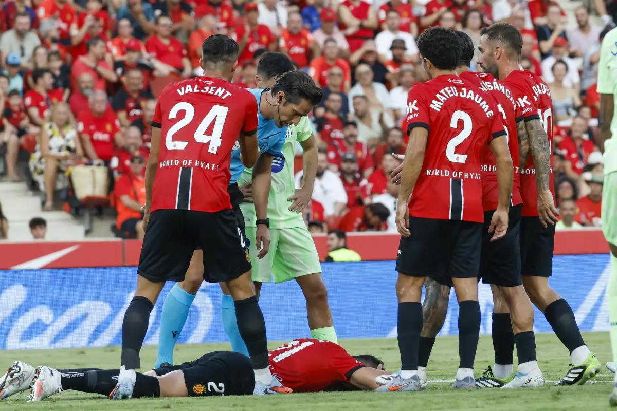 El defensa del Mallorca Antonio Raíllo tendido en el suelo (durante el gol que marca Ferrán Torres) 
