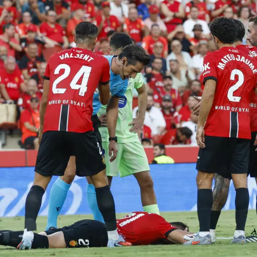 El defensa del Mallorca Antonio Raíllo tendido en el suelo (durante el gol que marca Ferrán Torres) 