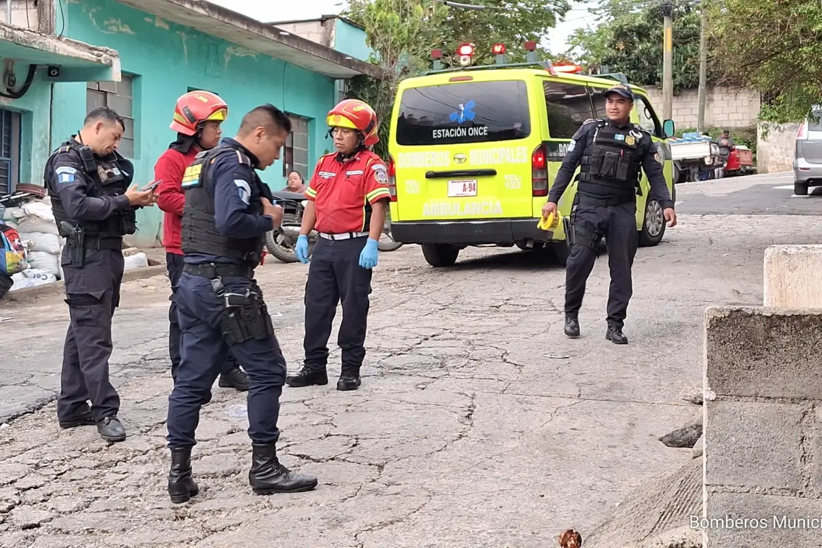 Pese a los esfuerzos del equipo paramédico, ambas personas fallecieron por la gravedad de las heridas de bala., Bomberos Municipales. 