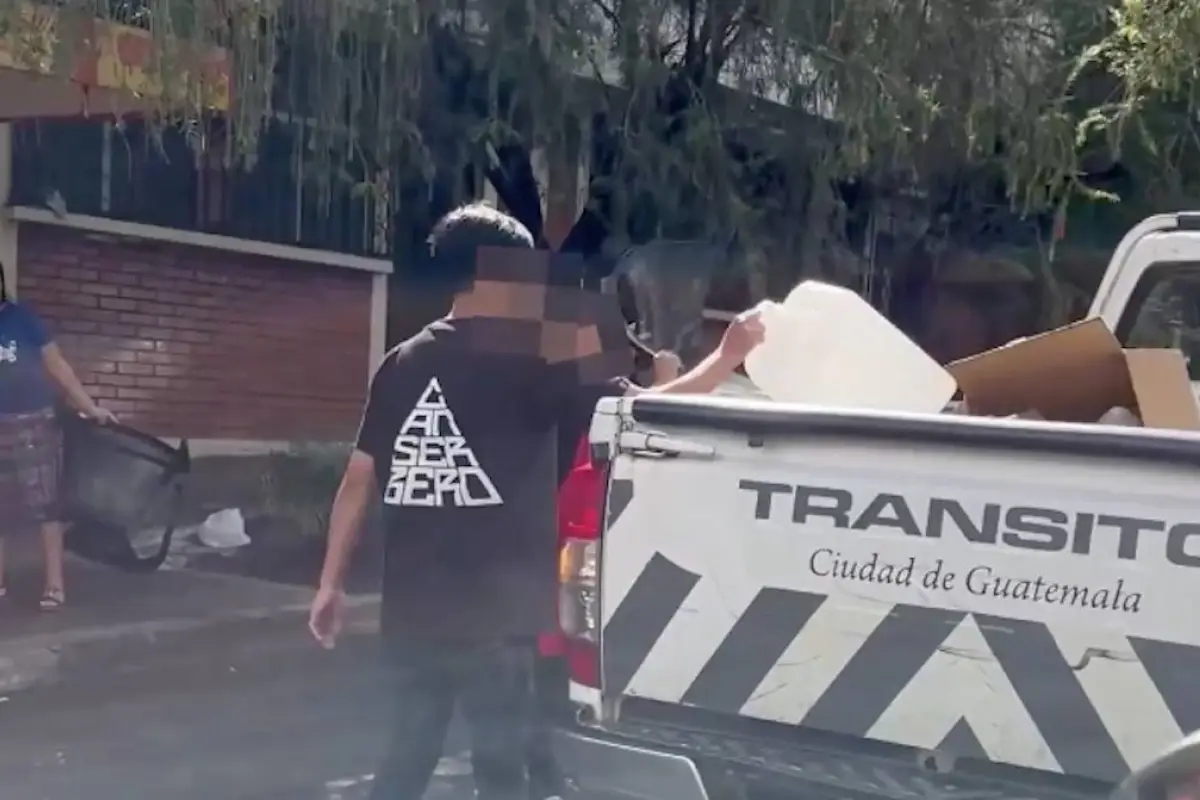 Operativo contra “aparta parqueos" en zona 4., Captura de pantalla video X.