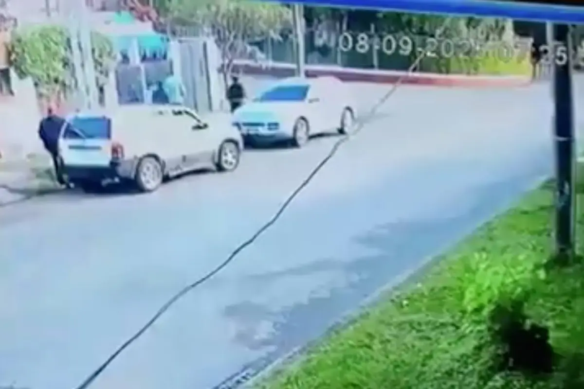 Video muestra cómo delincuentes fingen tener un carro descompuesto para robar en la zona 11., Captura de pantalla video X.