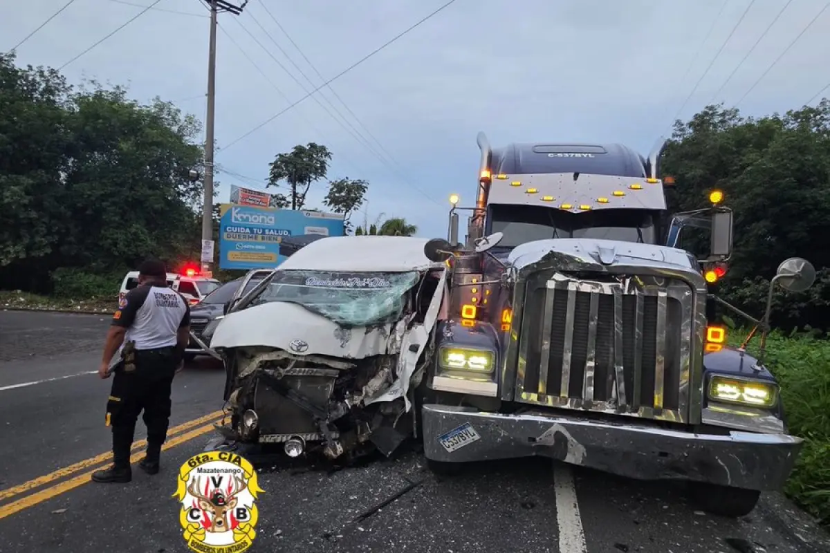 Se desconocen las causas de la colisión que dejó por lo menos ocho heridos., Bomberos Voluntarios.