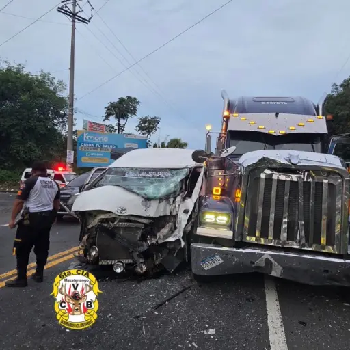 Se desconocen las causas de la colisión que dejó por lo menos ocho heridos. ,Bomberos Voluntarios.