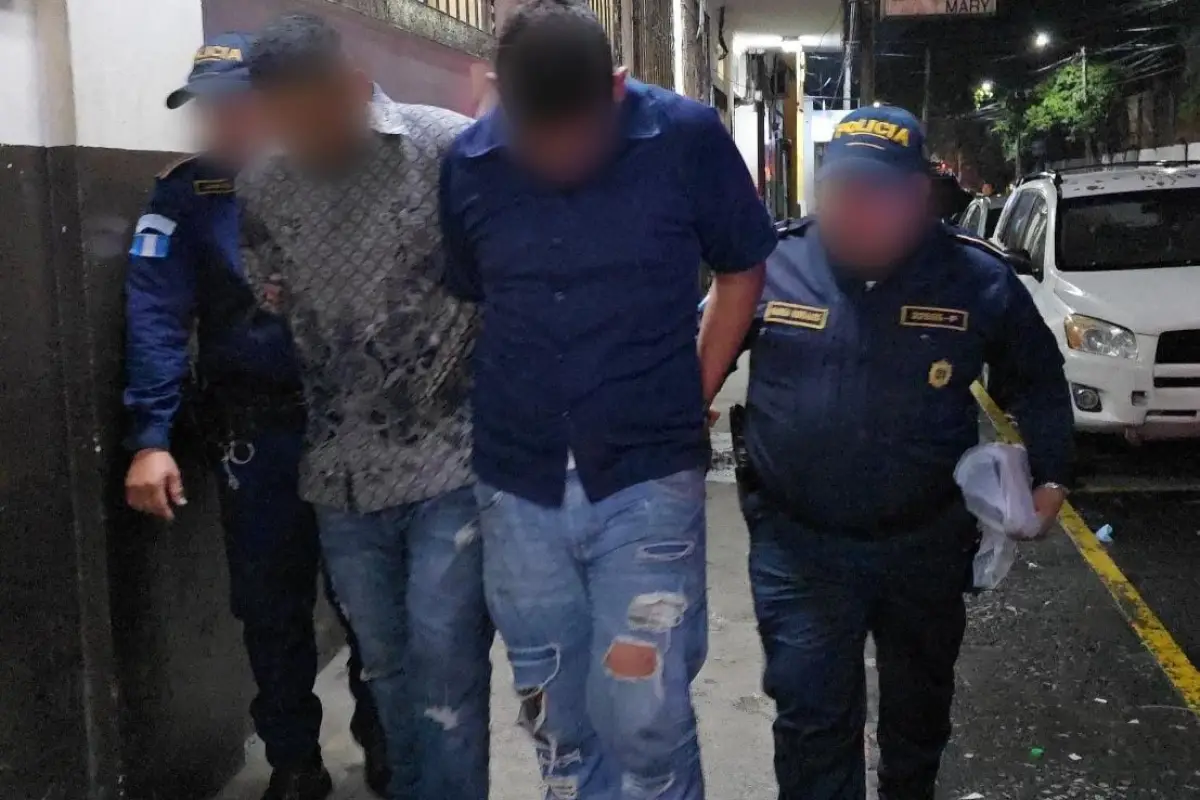 Ambos detenidos fueron llevados a la comisaría 31 de la PNC, en Escuintla, para ser fichados., PNC de Guatemala.