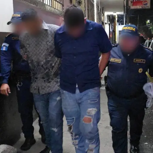 Ambos detenidos fueron llevados a la comisaría 31 de la PNC, en Escuintla, para ser fichados. ,PNC de Guatemala.