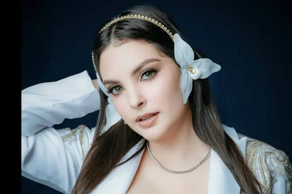 Deanna Melillo celebra su nueva figura en candente enterizo transparente