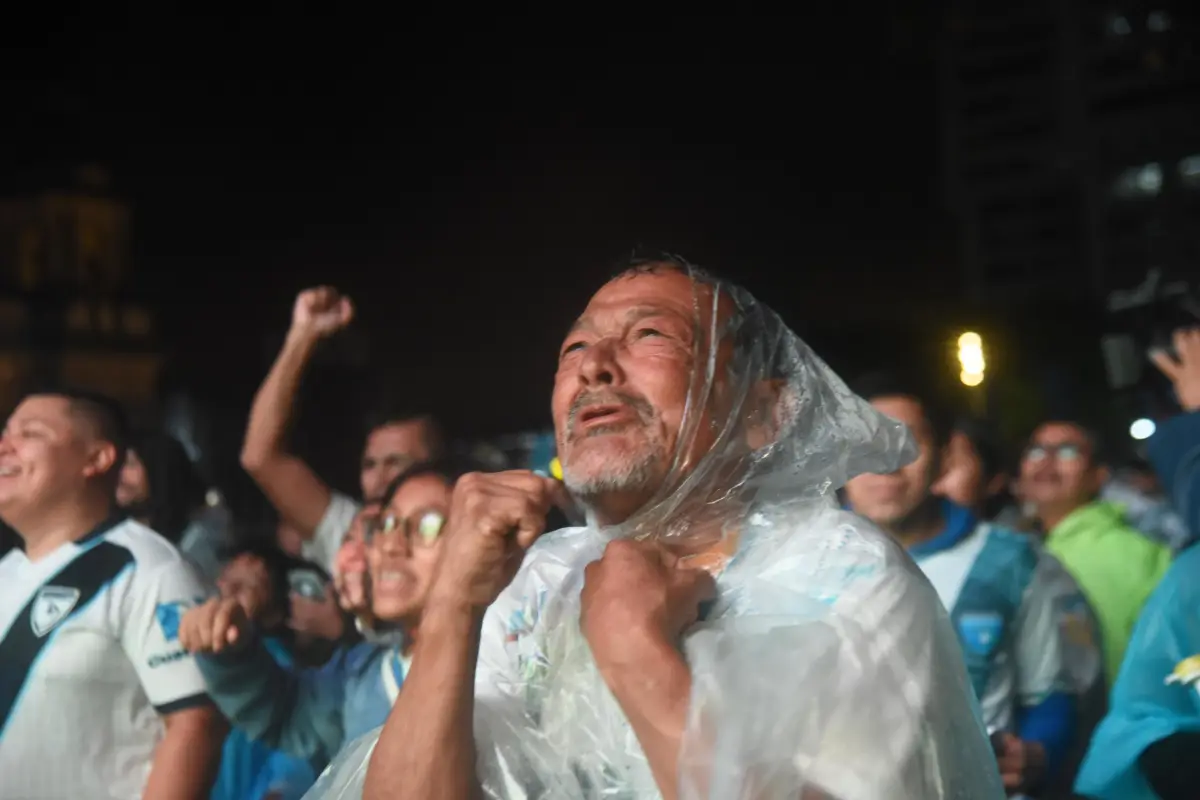 Aficionados disfrutaron los juegos de la Selección Nacional en La Plaza de zona 1 capital