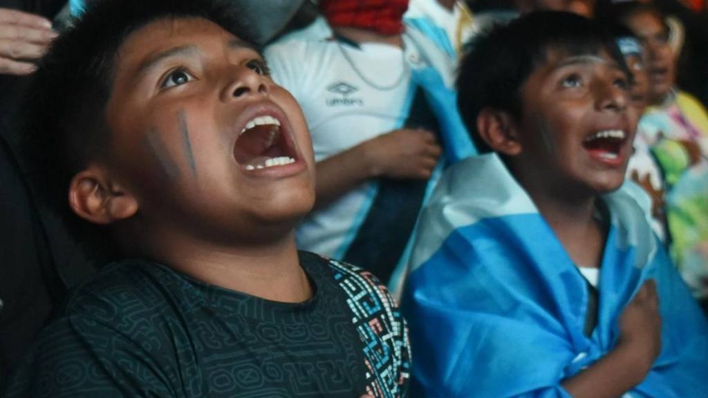 La Plaza: Aficionados de Selección Nacional de Guatemala | Omar Solís