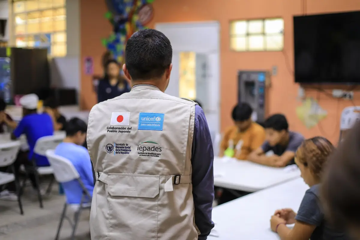 El personal a cargo de los menores de edad les dio la bienvenida tras varias horas de viaje., SBS