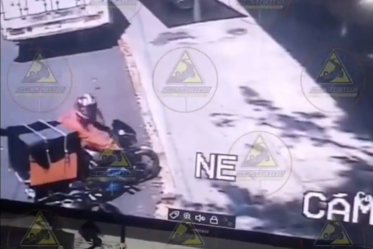 Video muestra el momento exacto en que dos hombres distraen a un mensajero y le roban el producto., Captura de pantalla video X.