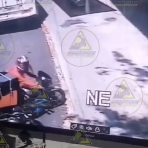 Video muestra el momento exacto en que dos hombres distraen a un mensajero y le roban el producto. ,Captura de pantalla video X.