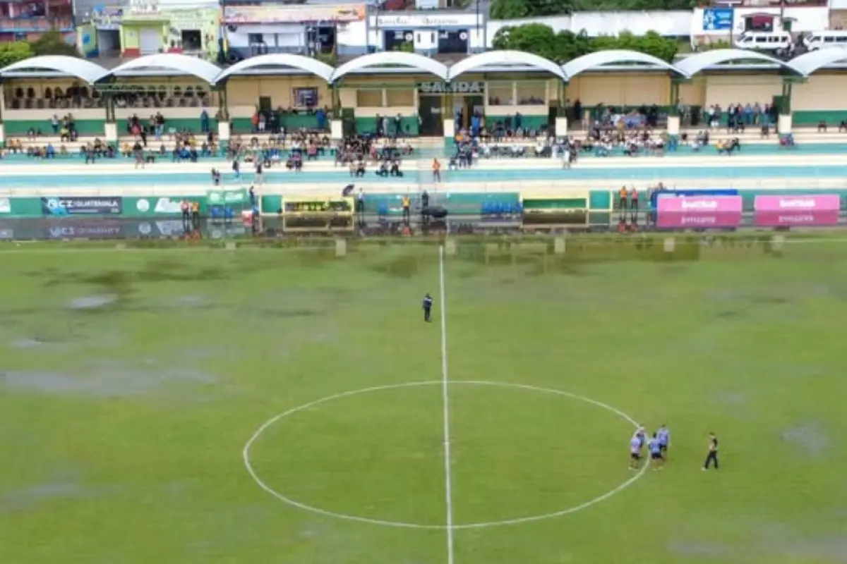 Así lucía el estadio Guillermo Slowing de Amatitlán ante las lluvias de este jueves 