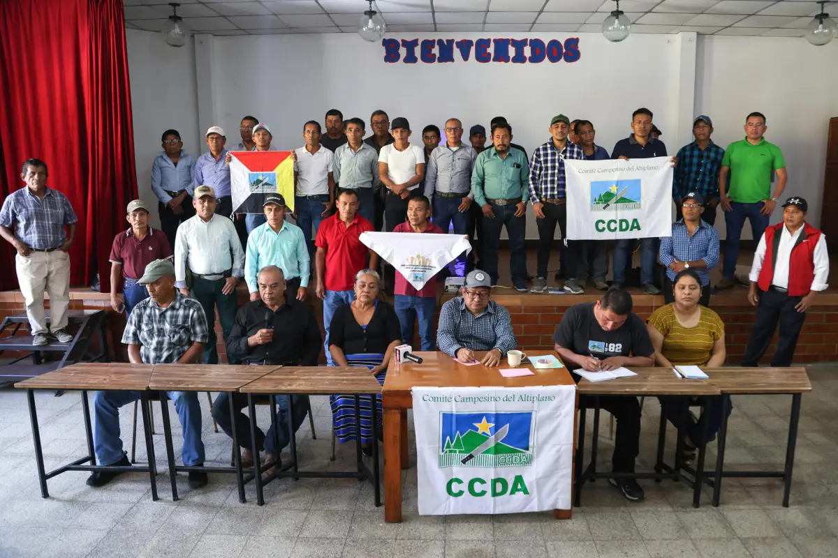 Integrantes de la organización Comité Campesino del Altiplano (CCDA) participan en una rueda de prensa este 18 de septiembre de 2025, en Ciudad de Guatemala (Guatemala),  EFE/ Mariano Macz
