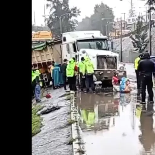 El tráiler permanece sobre el arriate central. ,PMT capitalina/Montejo