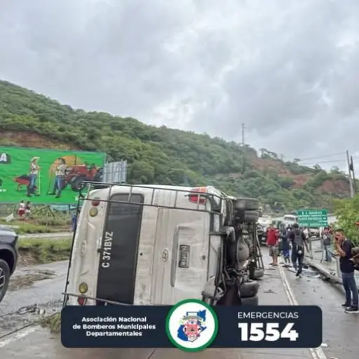 La unidad de transporte de pasajeros quedó volcada sobre la carretera, obstaculizando parcialmente el paso en el sector. ,Bomberos Municipales Departamentales