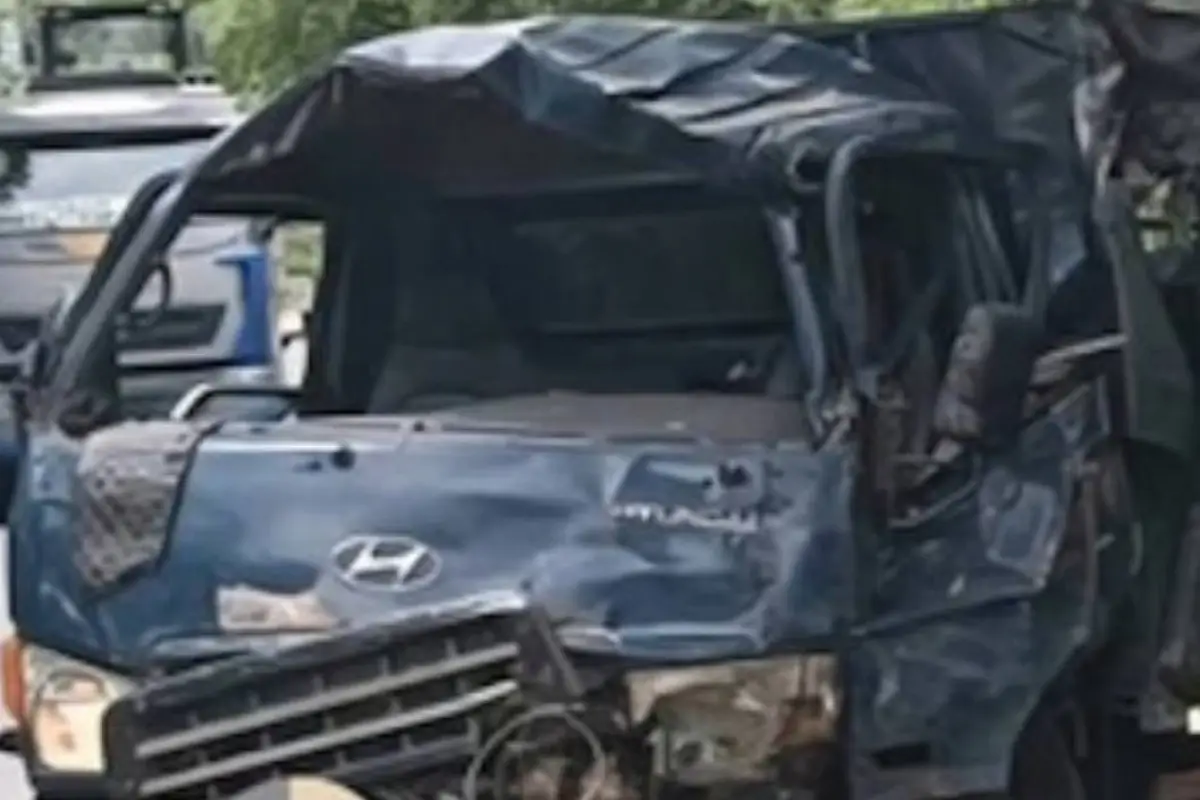 Microbús chocó con camión en Vietnam. , Captura de pantalla video X.