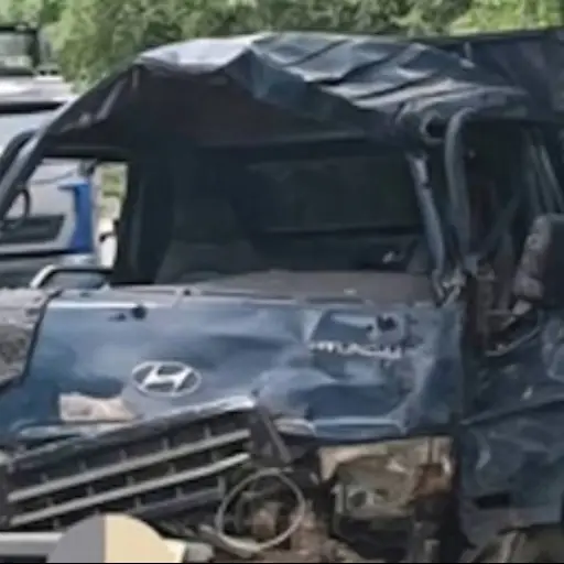 Microbús chocó con camión en Vietnam.  ,Captura de pantalla video X.