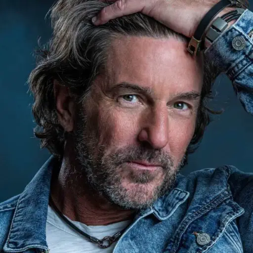 Brett James ,Redes sociales