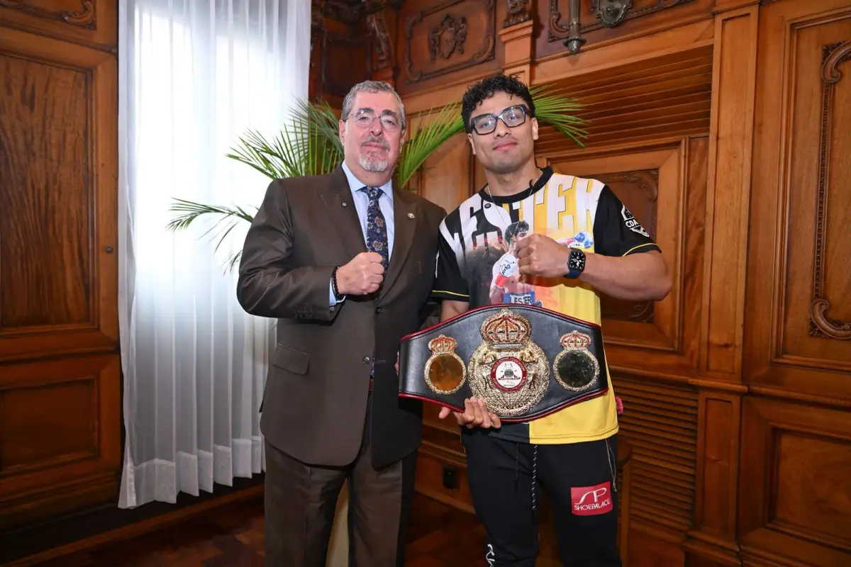 Presidente Bernardo Arévalo recibió al boxeador Lester Martínez en el Despacho Presidencial 
