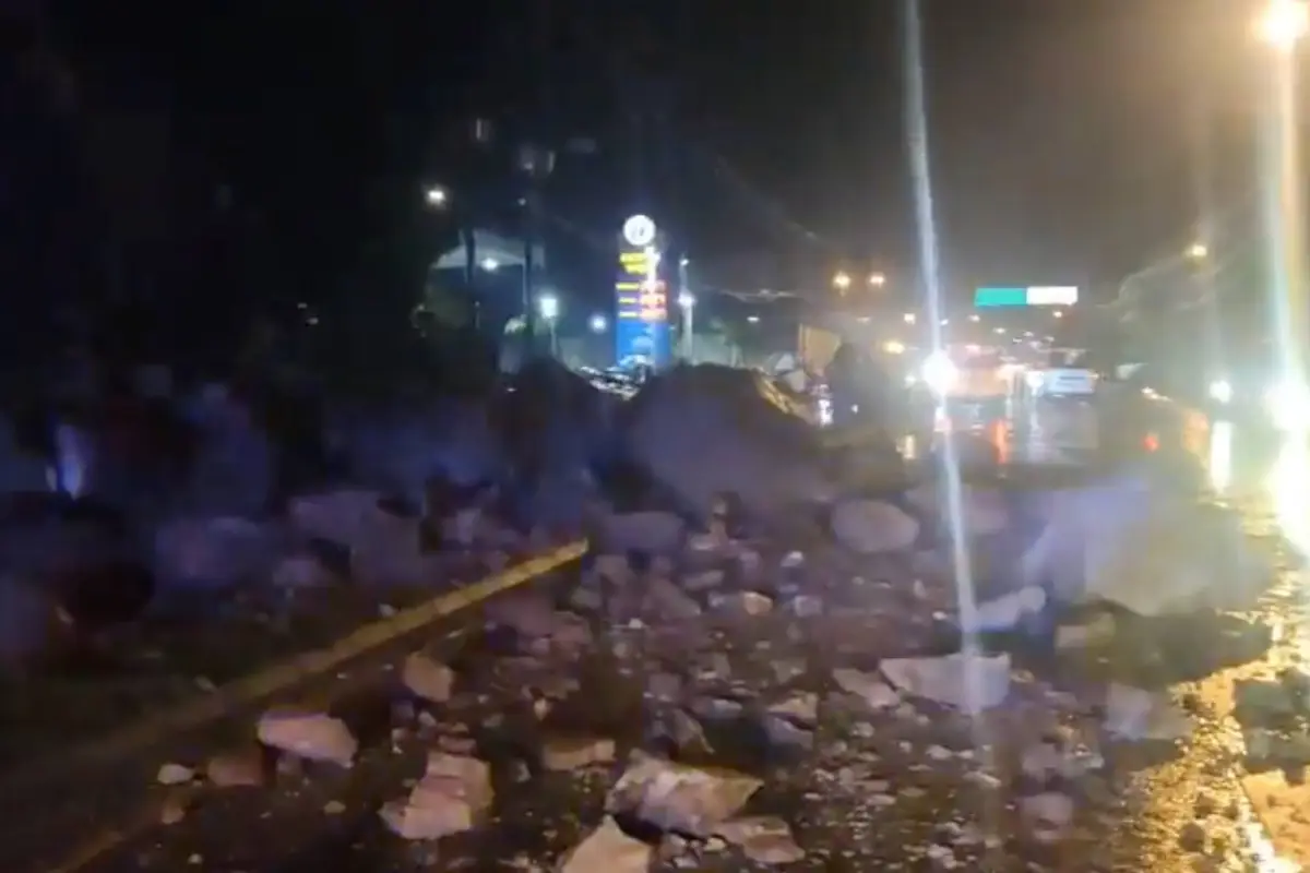 El derrumbe obstaculiza tres carriles en el kilómetro 17 de la ruta al Atlántico., Captura de pantalla