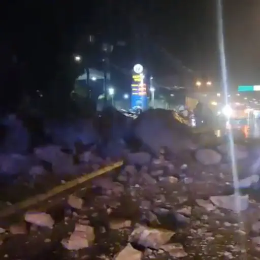 El derrumbe obstaculiza tres carriles en el kilómetro 17 de la ruta al Atlántico. ,Captura de pantalla