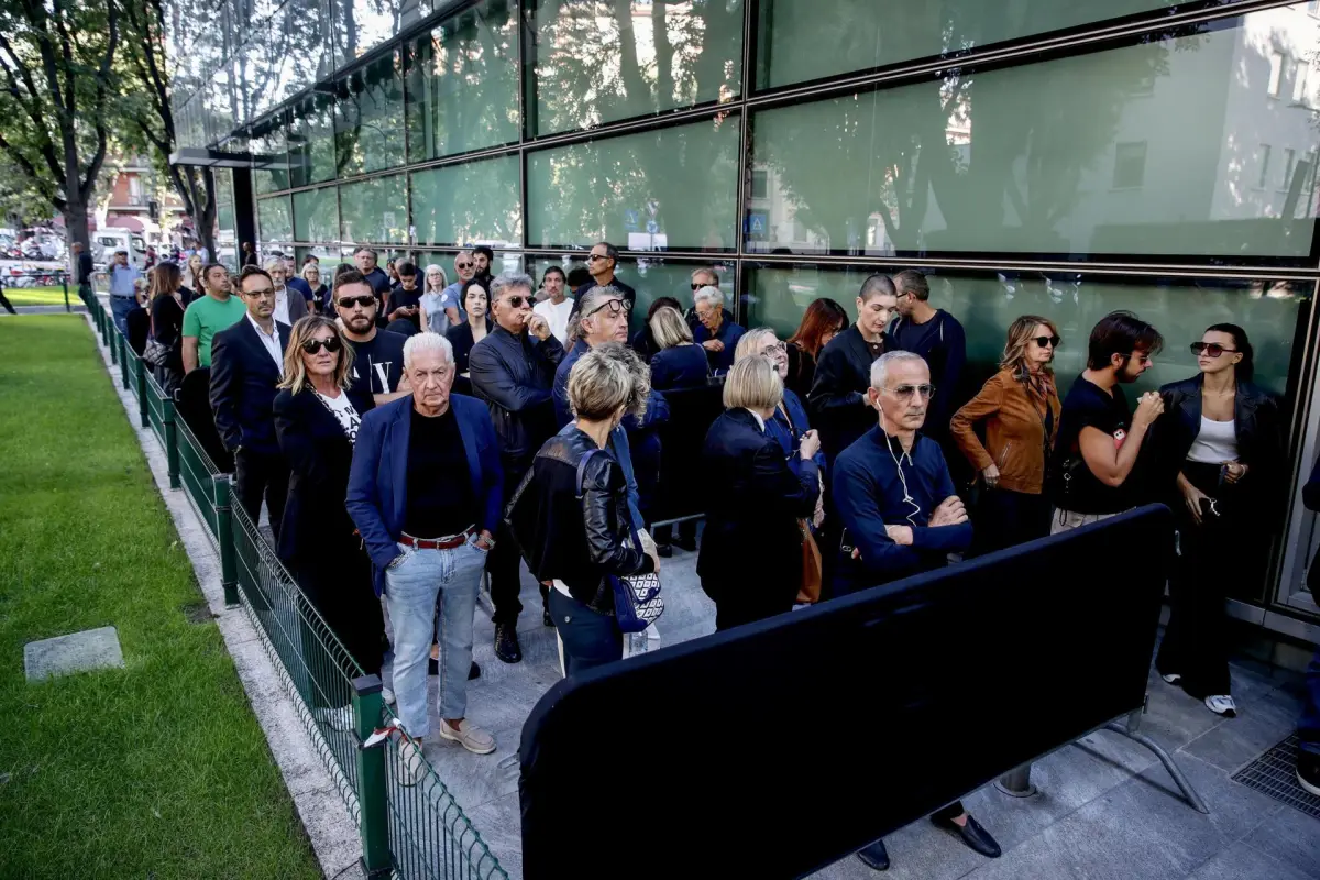 MILAN (Italy), 06/09/2025, -Admiradores hacen cola para entrar en la capilla ardiente en Miián del conocido como rey de la moda, Giorgio Armani