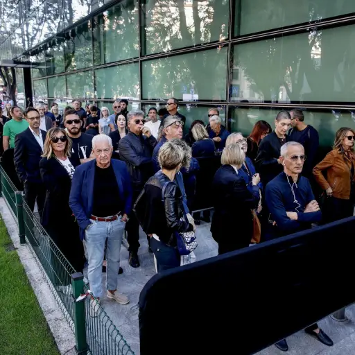 MILAN (Italy), 06/09/2025 ,-Admiradores hacen cola para entrar en la capilla ardiente en Miián del conocido como rey de la moda, Giorgio Armani